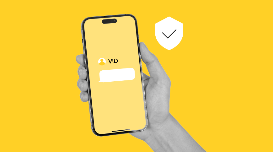 Roka ar telefonu rokā, telefona ekrānā VID logo