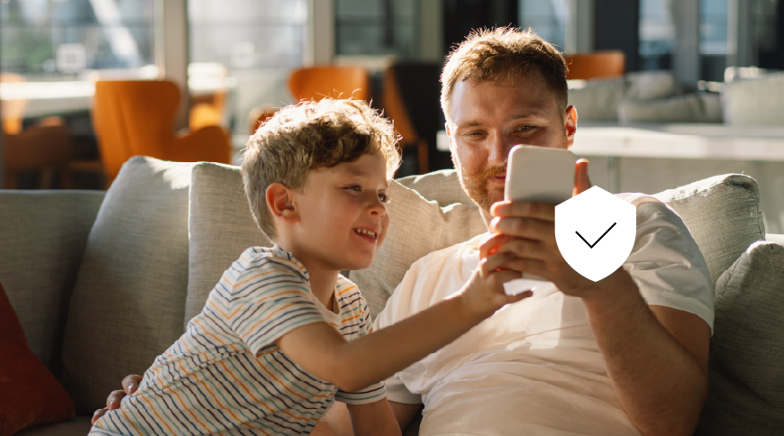 Roka ar telefonu rokā, telefona ekrānā VID logo