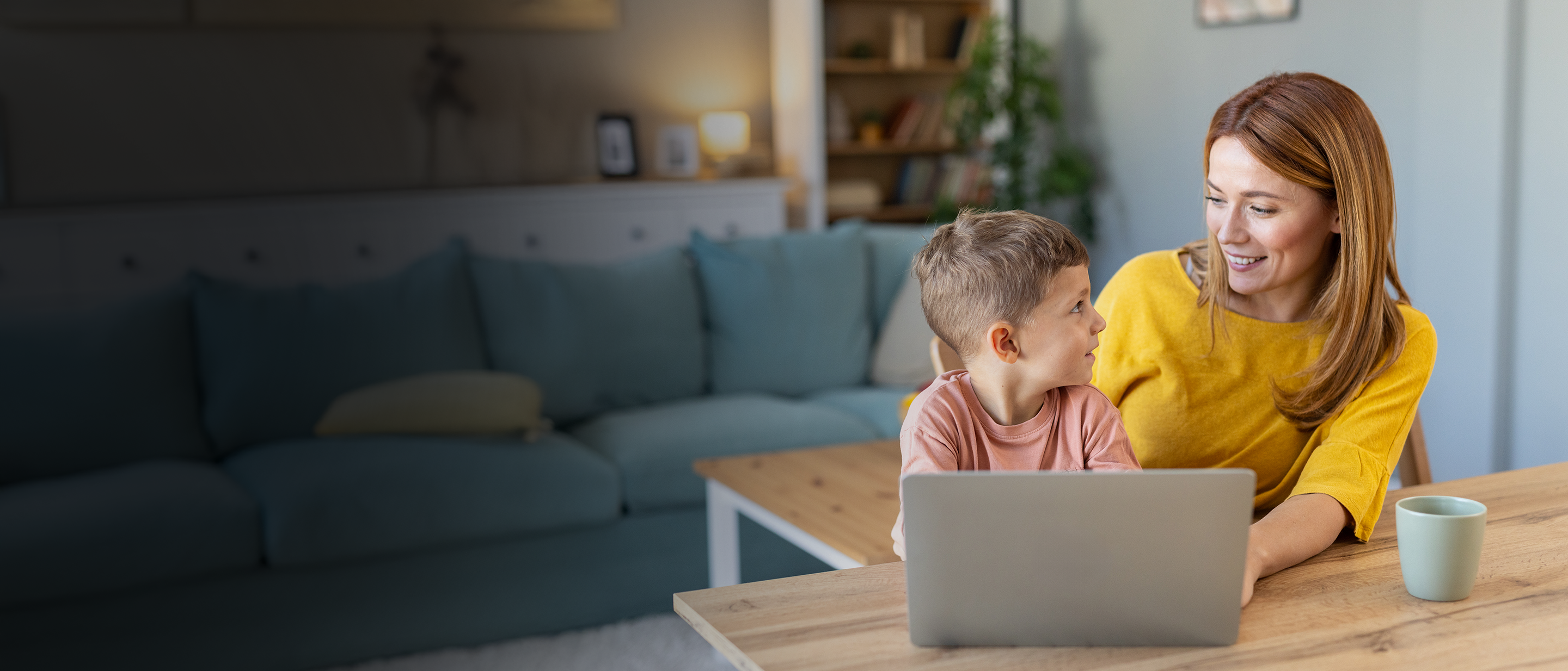 Mamma ar dēlu mājās strādā pie klēpjdatora