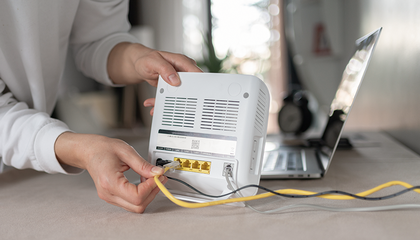 Roka pievieno Ethernet kabeli mājas maršrutētājam