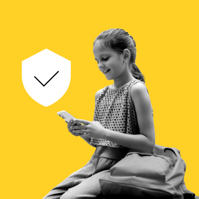 Meitene sēž ar telefonu rokās; blakus attēlots balts vairogs ar atzīmi uz dzeltena fona.