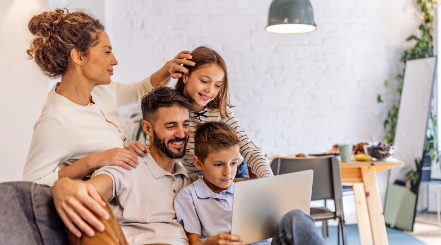 Uz dzeltena fona lapsa