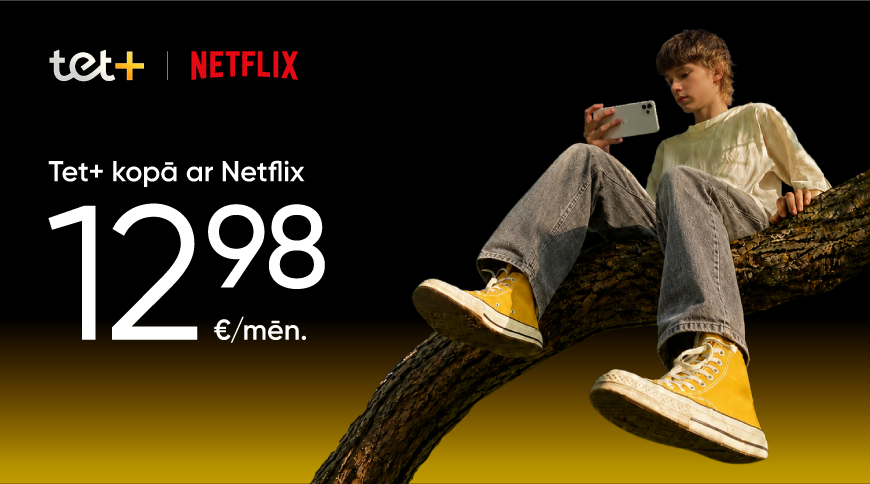 Tet+ un Netflix piedāvājums kopā ar HBO Max par 12,98 €/mēn.; jaunietis sēž kokā un skatās telefonā.