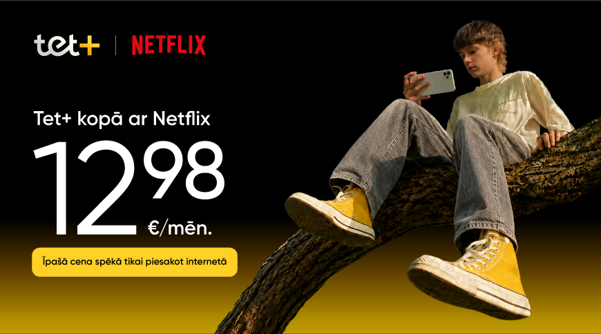 Tet+ un Netflix piedāvājums kopā ar HBO Max par 12,98 €/mēn.; jaunietis sēž kokā un skatās telefonā.