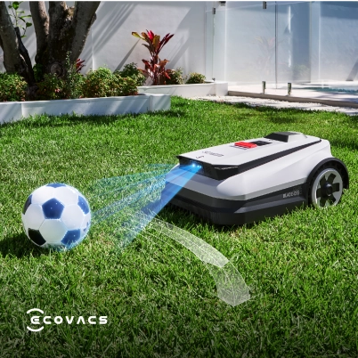Robota zāles pļāvējs ar futola bumbu