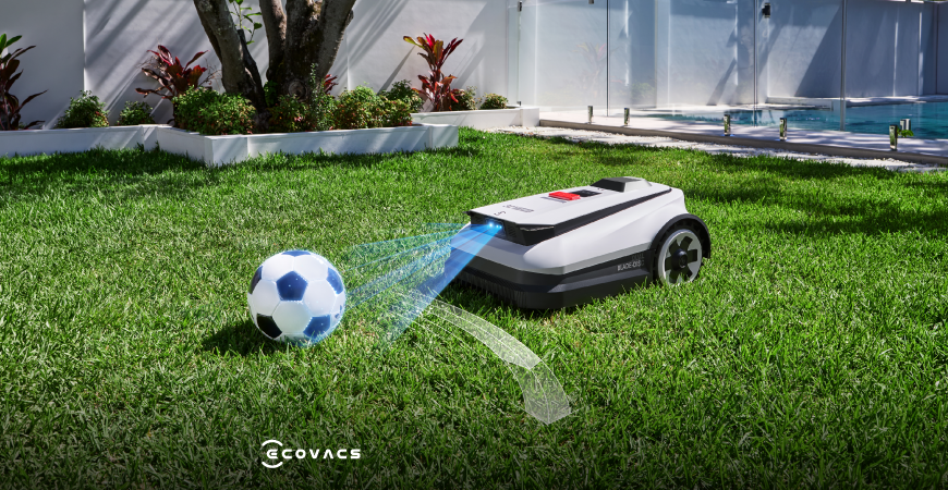 Robota zāles pļāvējs ar futola bumbu