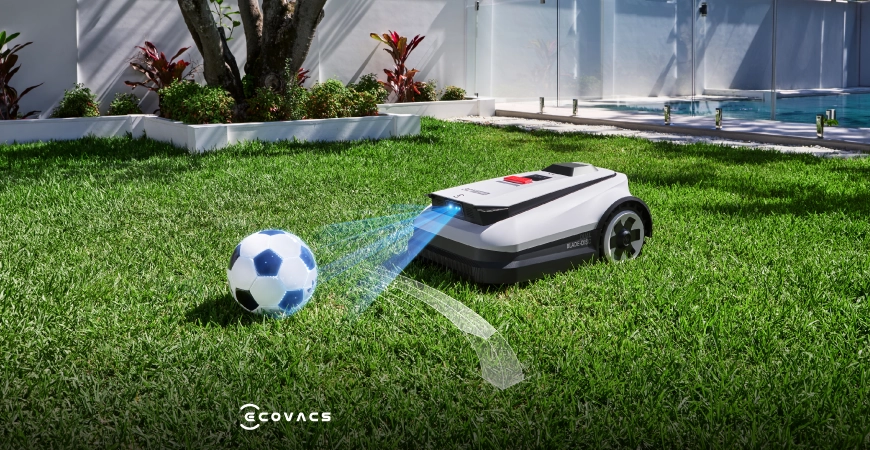 Robota zāles pļāvējs ar futola bumbu