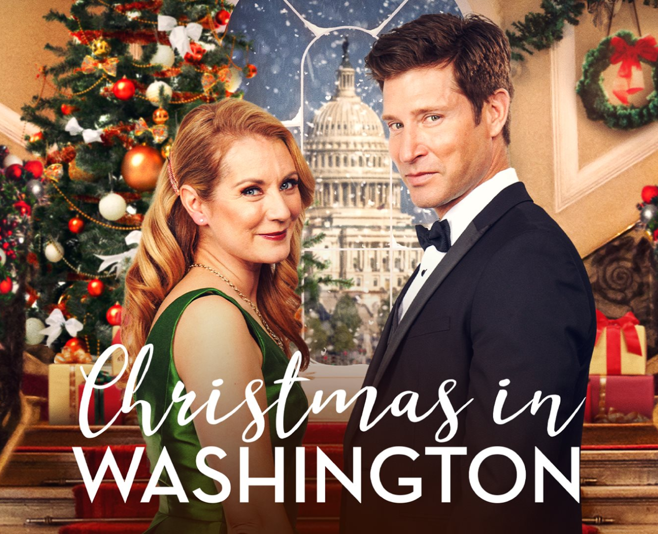 Sieviete un vīrietis elegantā apģērbā stāv pie izrotātas Ziemassvētku eglītes, fonā Kapitolija ēka. Apakšā teksts 'Christmas in Washington'.
