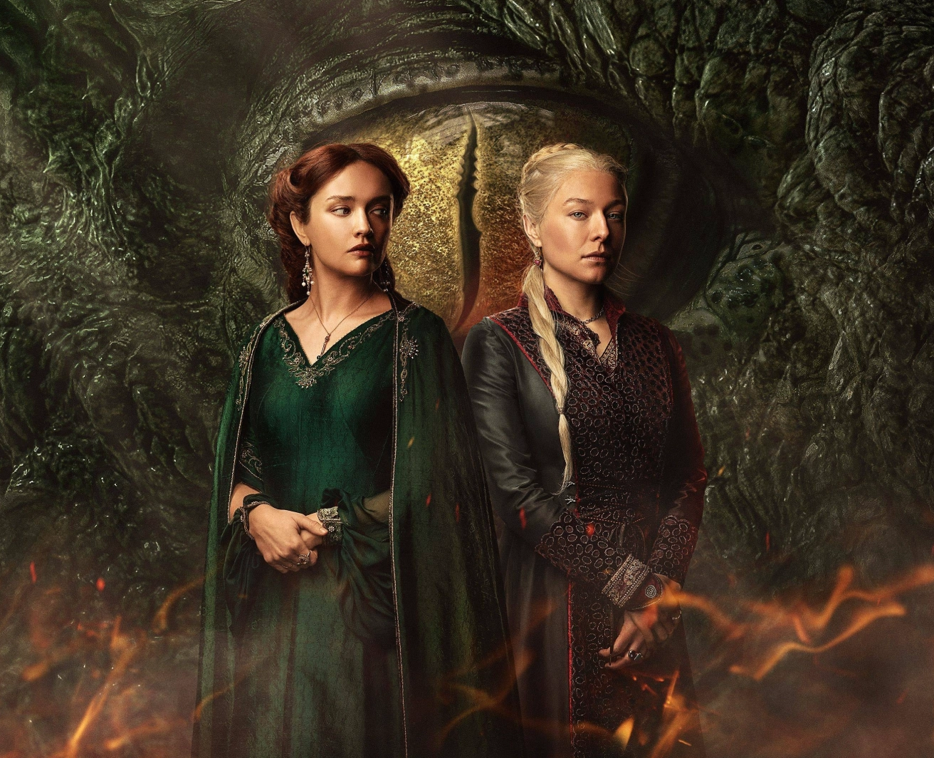 Divas sievietes viduslaiku stila tērpos stāv blakus viena otrai tumšā fantāzijas vidē, fonā redzama liela pūķa acs ar zvīņainu tekstūru.