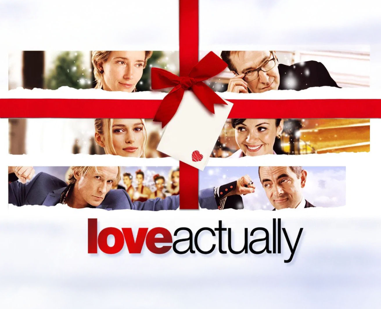 Filmas plakāts ar baltu fonu, sarkanu dāvanu lenti, centrā kartīte ar sirdi un fragmenti no filmas un aktieru sejām. Apakšā teksts: 'love actually'.