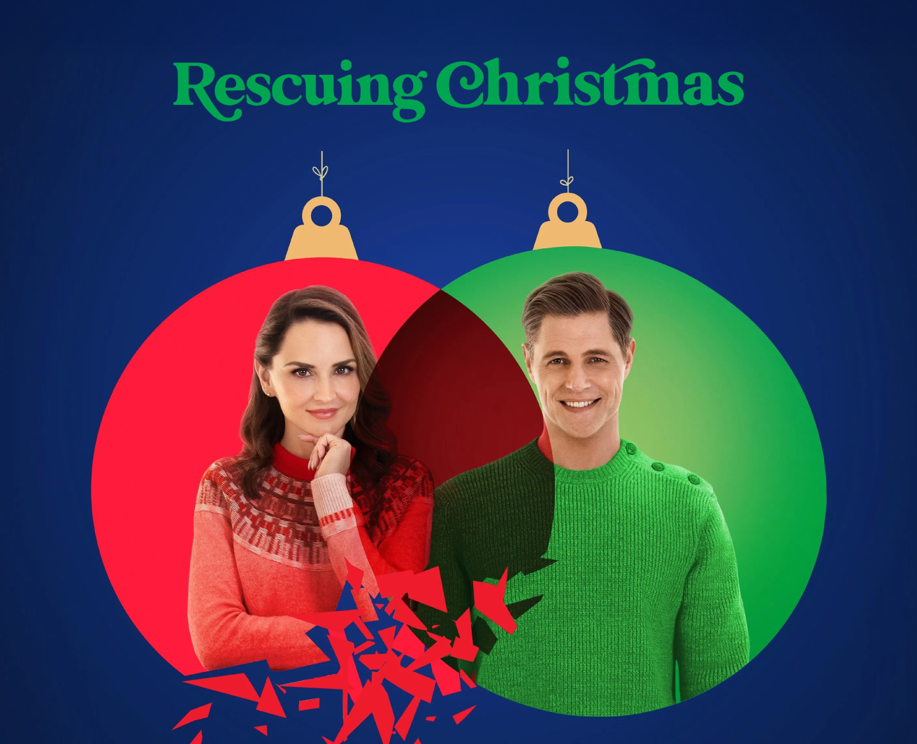 Divi cilvēki svētku džemperos uz tumši zila fona, katrs attēlots stilizētā sarkanā un zaļā Ziemassvētku rotājumā. Augšpusē teksts 'Rescuing Christmas'.