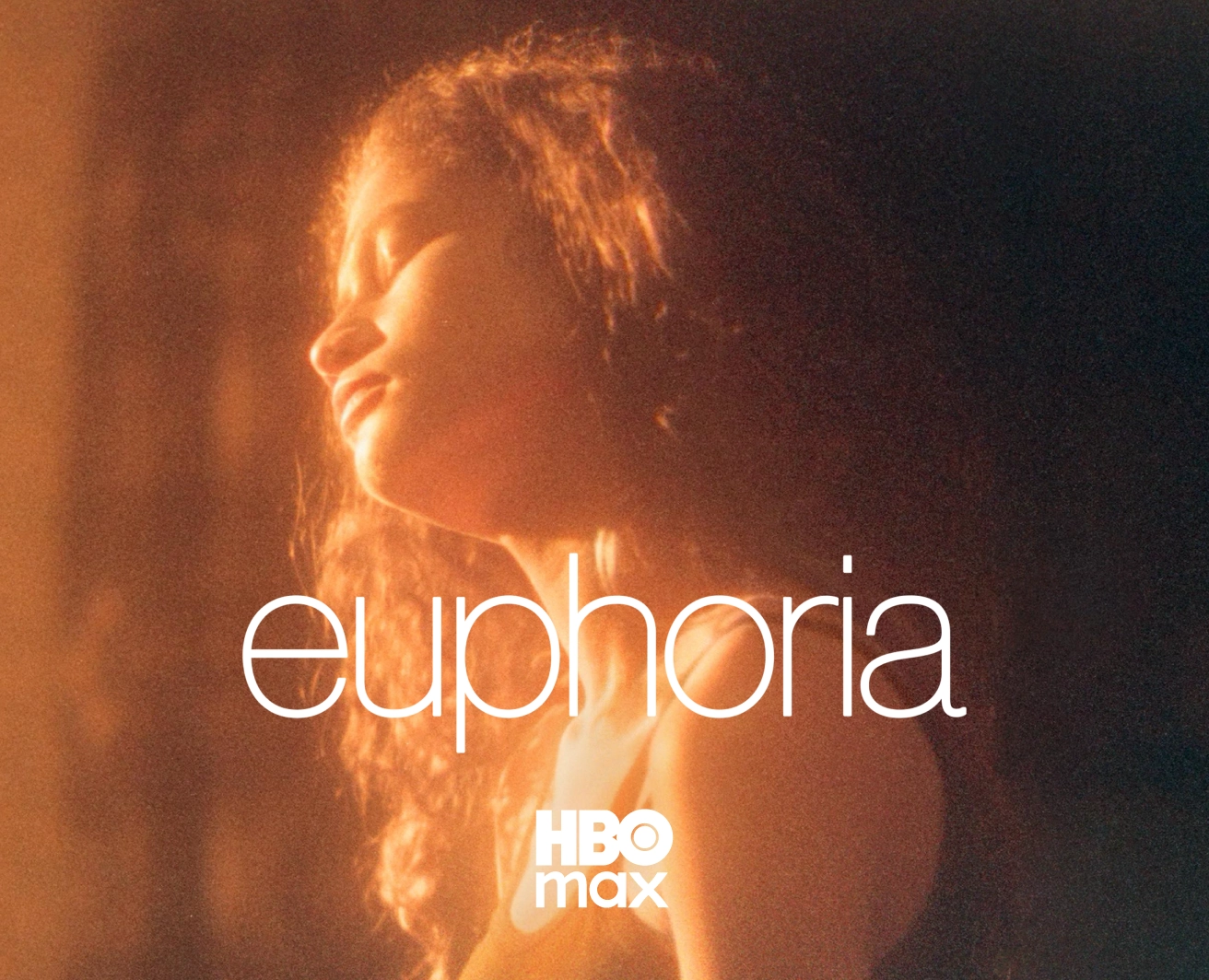HBO Max seriāla Euphoria plakāts lielu “euphoria” nosaukumu un fonā ar apgaismotu sievieti siltās oranžās gaismās.