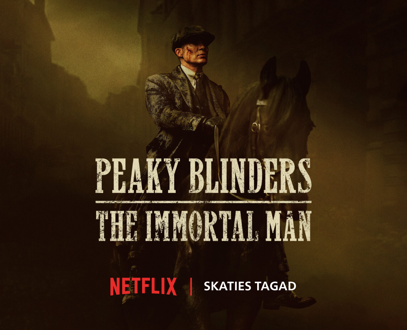 Netflix seriāla Peaky Blinders: The Immortal Man reklāmas plakāts ar vīrieti zirga mugurā tumšās, dramatiski apgaismotās noskaņās un sarkanā Netflix marķējumu ar aicinājumu skatīties tagad.