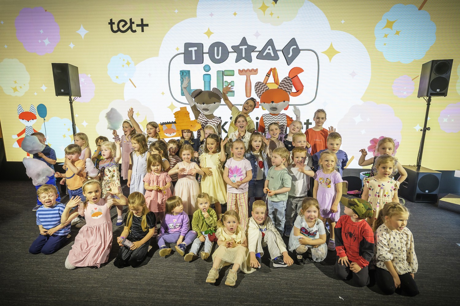 Bērni un "Tutas lietas" varoņi kopīgā foto Tet+ pasākumā.