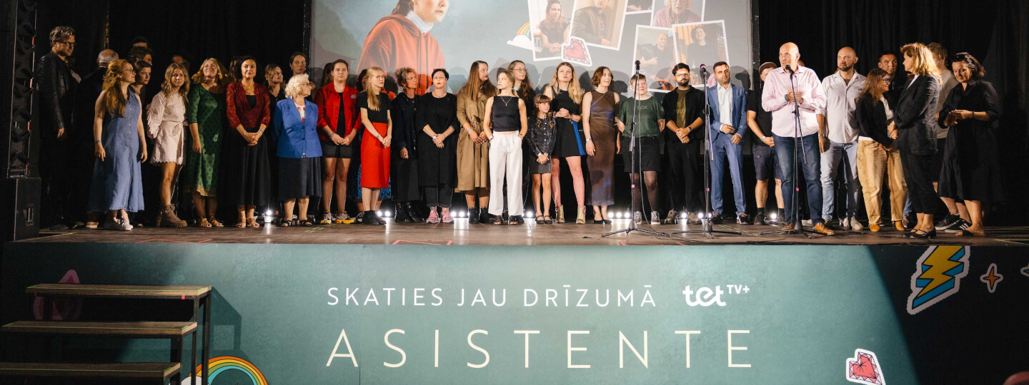 Pirmizrādi piedzīvo “Asistente” – komiska drāma par ģimenes un sabiedrības problēmām
