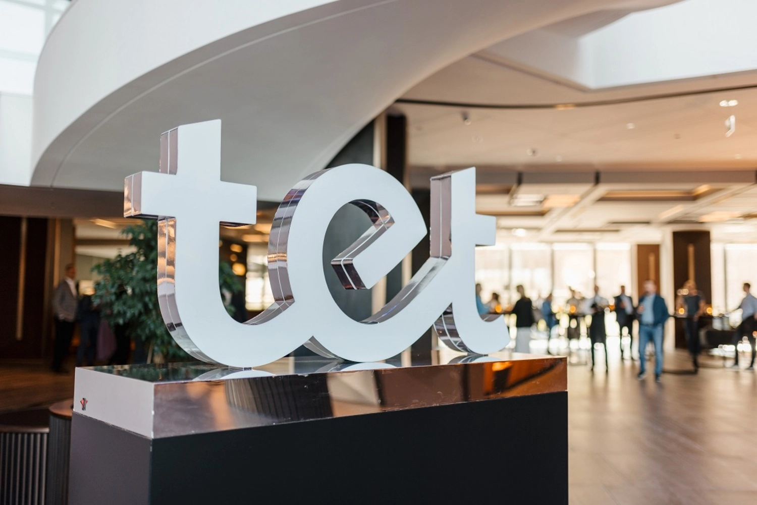 Uzraksts Tet baltiem burtiem uz stenda