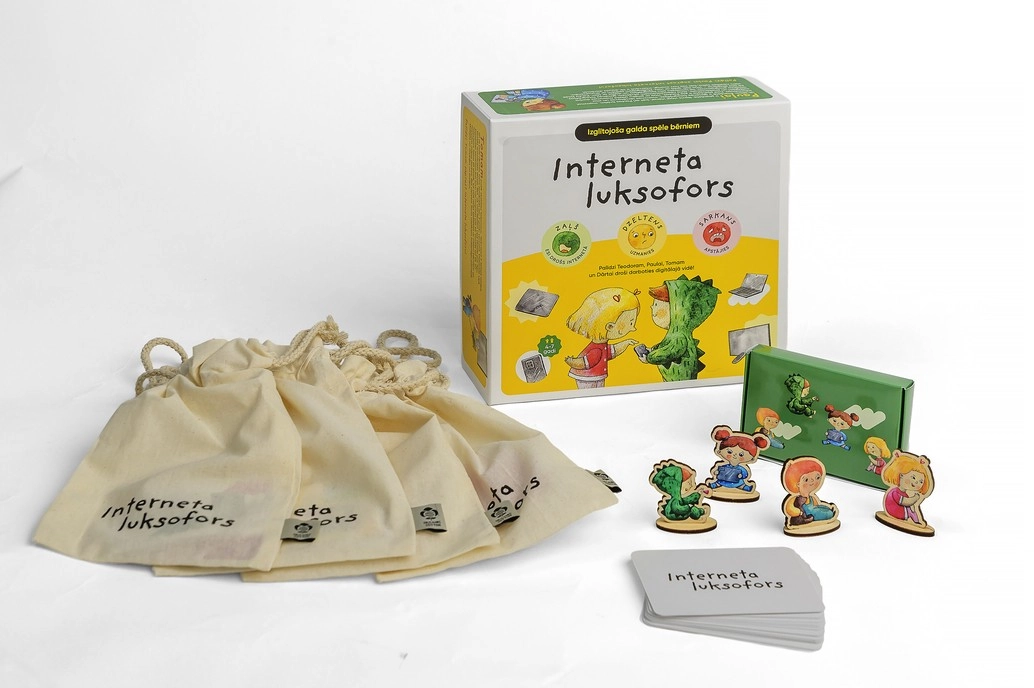 Galda spēles “Interneta luksafors” komplekts ar spēles kasti, auduma maisiņiem, kartītēm un koka figūriņām uz balta fona.
