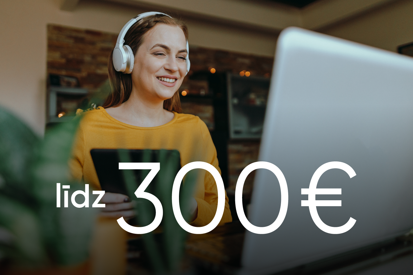 Sieviete pie datora smaida ar cenu 300 eiro 