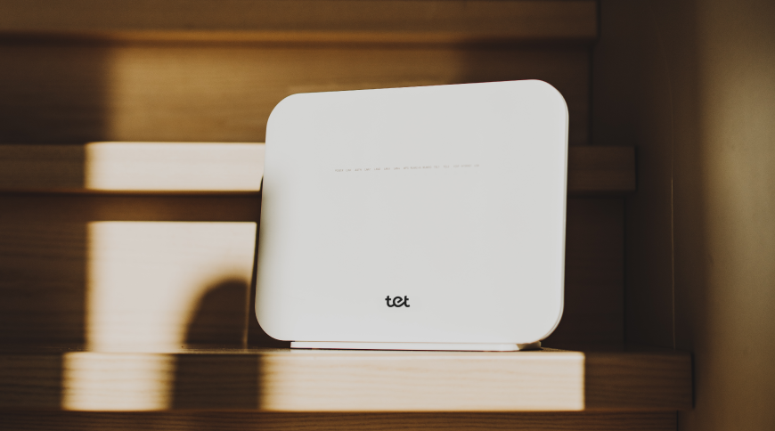 Tet Wi‑Fi rūteris uz koka kāpnēm