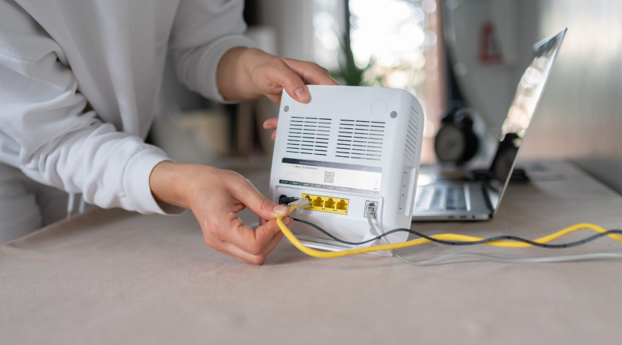 Wifi rūterī tiek pievienots vads