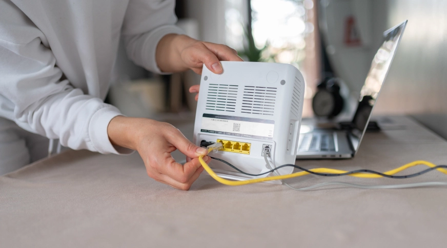 Wifi rūterī tiek pievienots vads