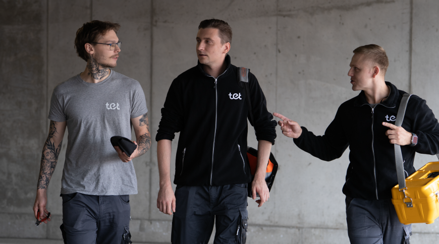 Tehniķi uzstāda interneta iekārtas gaišā telpā