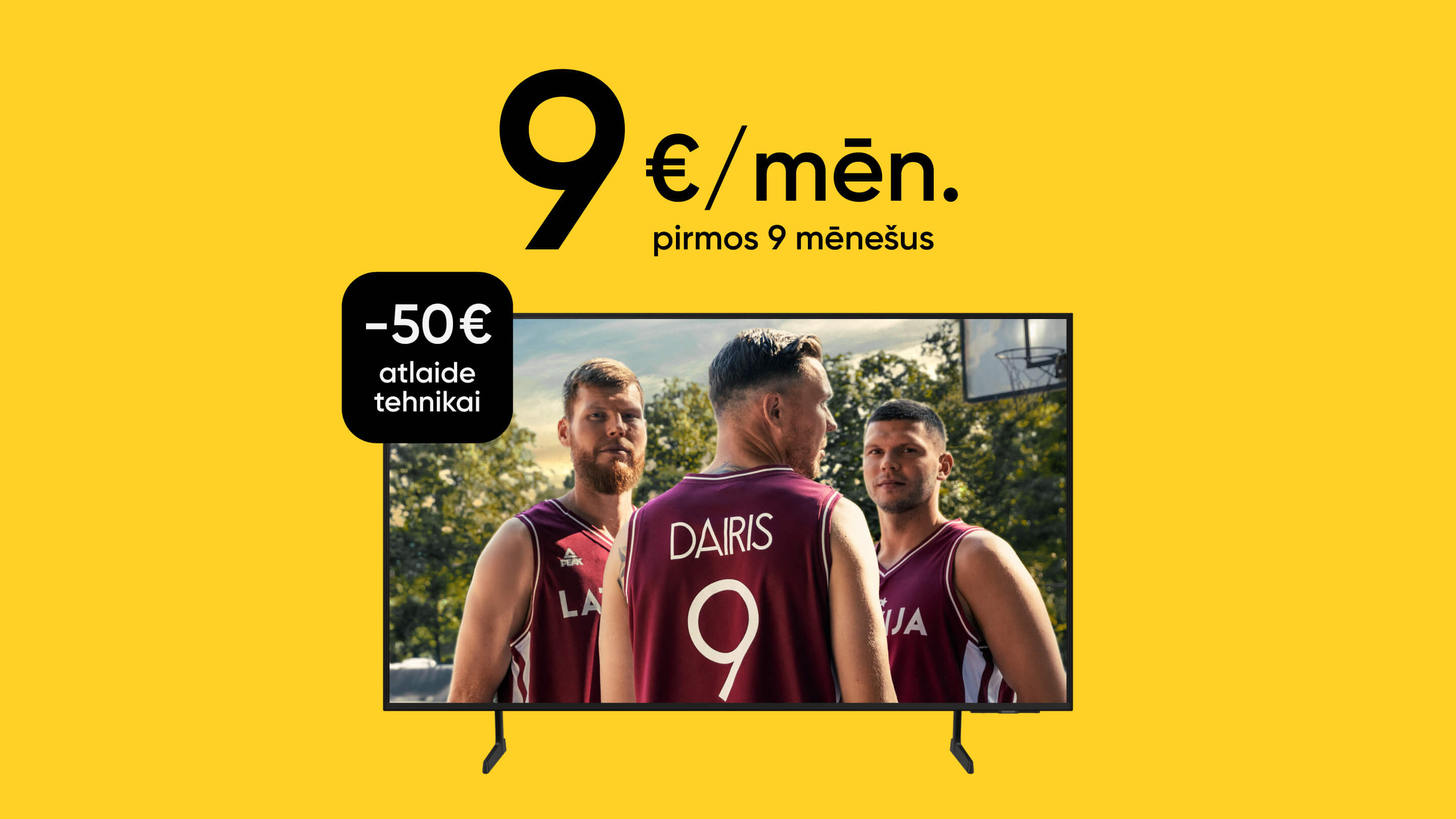 Dzeltenā fonā piedāvājums – 9 €/mēn. pirmajos 9 mēnešos, papildu 50 € atlaide tehnikai. Televizorā trīs Latvijas izlases basketbolisti - brāļi Bertāni un Rihards Lomažs