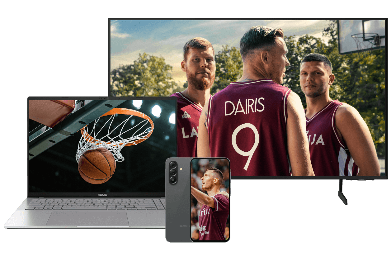 Trīs basketbolisti Latvijas izlases formās, basketbola bumba grozā, dažādas ierīces – portatīvais dators, viedtālrunis un televizors.