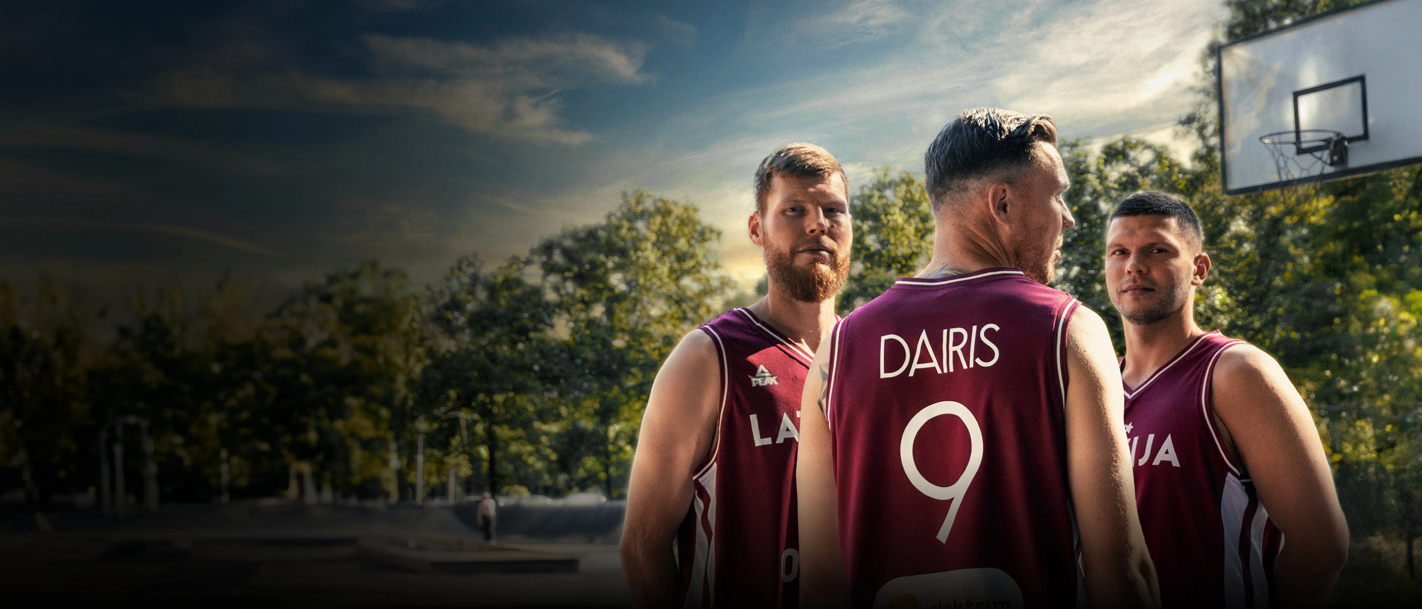 3 Latvijas izlases basketbolisti parkā - Dāvis un Dairis Bertāni un Rihards Lomažs