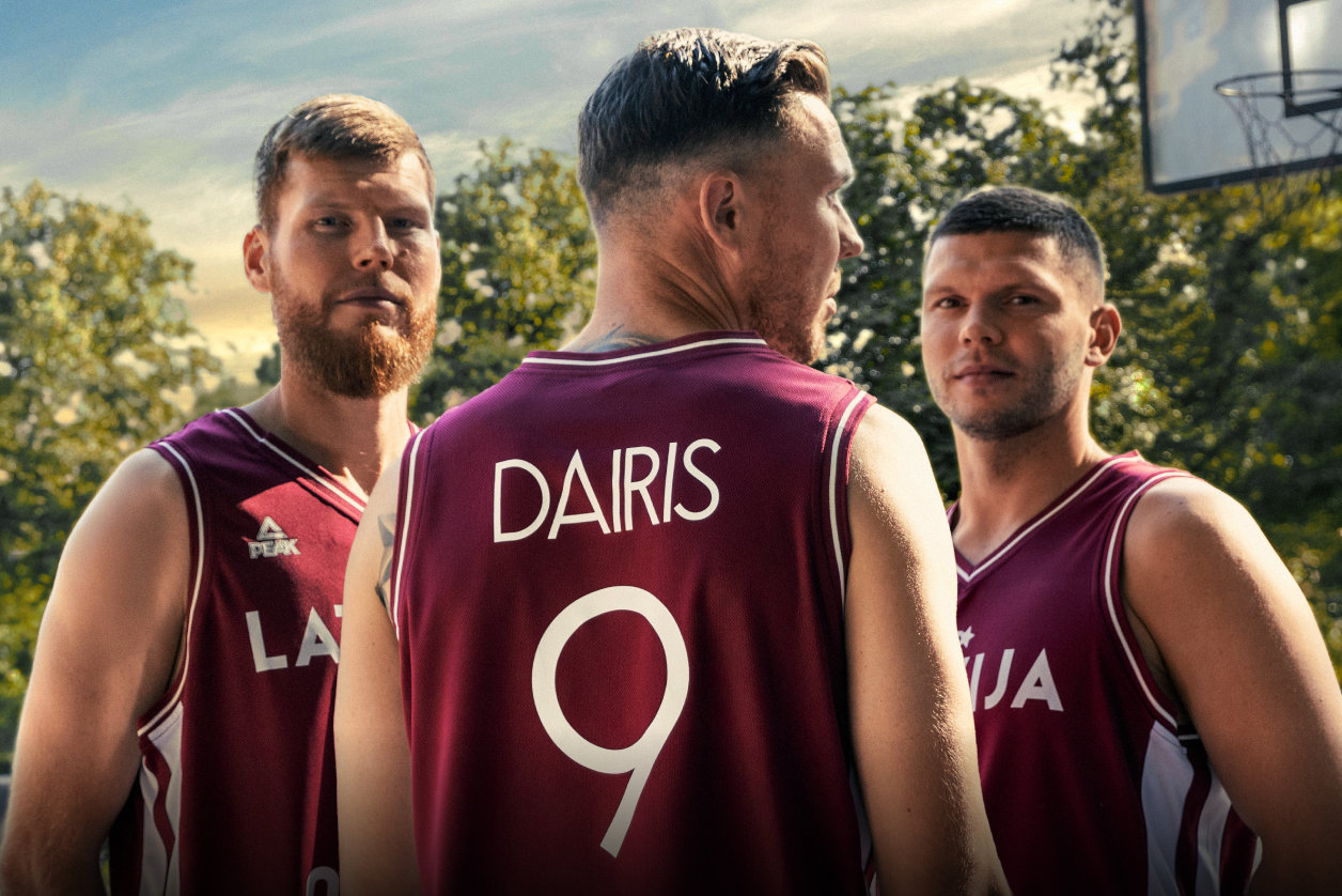 3 Latvijas izlases basketbolisti parkā - Dāvis un Dairis Bertāni un Rihards Lomažs