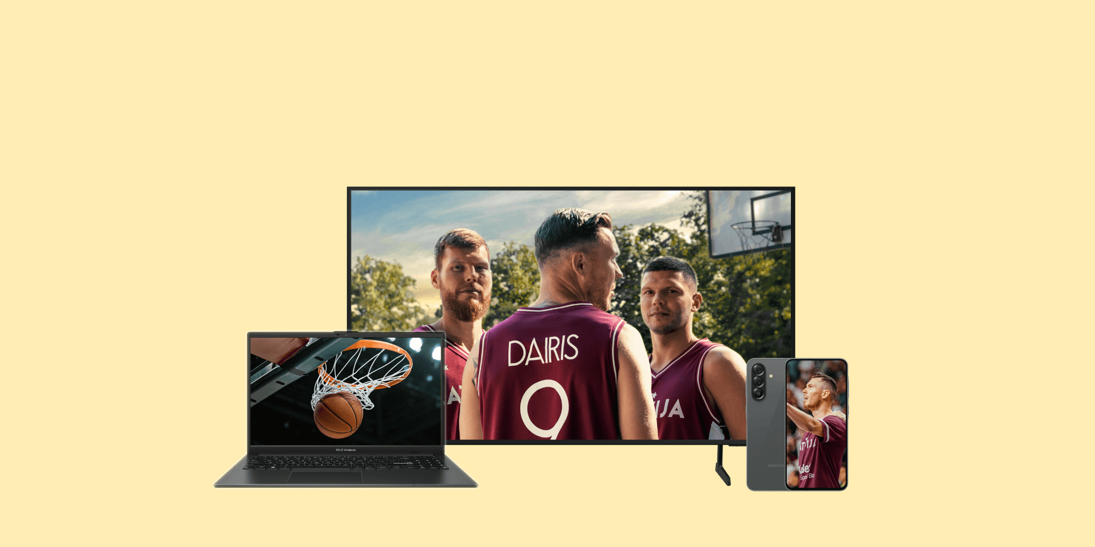 3 Latvijas izlases basketbolisti televizora ekrānā - Dāvis un Dairis Bertāni un Rihards Lomažs, groza tīkls ar bumbu klēpjdatora ekrānā, viedtālrunī sportists spēles brīdī. Visi priekšmeti uz dzeltena fona.