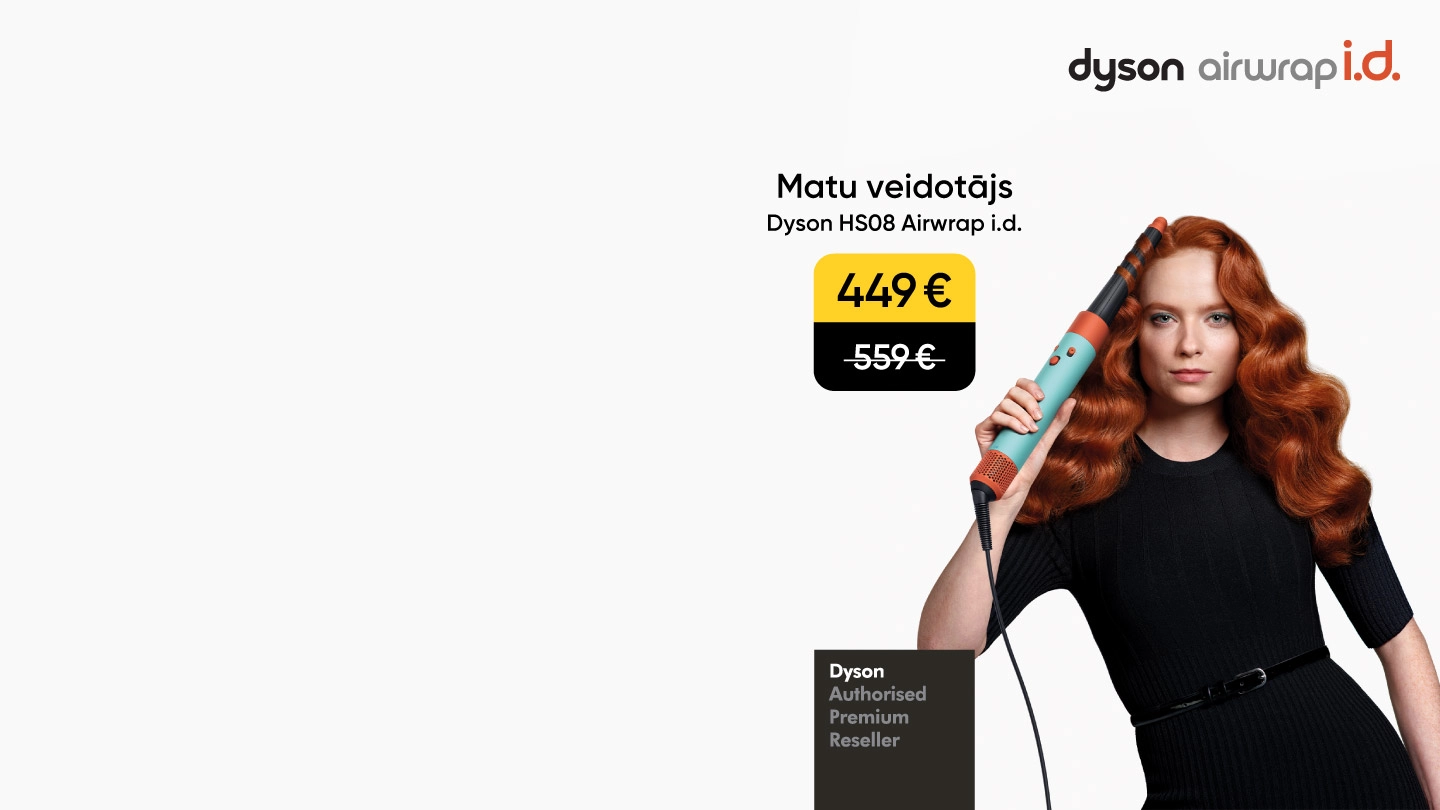 Sieviete ar viļņainiem sarkaniem matiem izmanto Dyson HS08 Airwrap i.d. matu veidotāju. Ierīces cena 449 €, iepriekš 559 €.