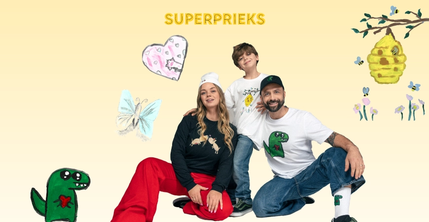 Trīs cilvēki sēž un pozē uz gaiši dzeltena fona ar uzrakstu 'SUPERPRIEKS' augšpusē. Viņi ir ģērbušies ikdienišķos apģērbos ar ilustrācijām, piemēram, zaļu dinozauru uz T-krekliem. Apkārt redzami bērnu zīmējumi – sirds, tauriņš, bites strops un zaļš d
