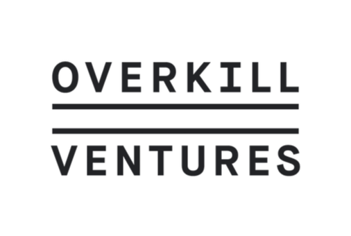 Uz gaiša fona ar melniem burtiem rakstīts Overkill Ventures, starp vārdiem divas horizontālas, melnas svītras