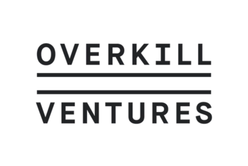 Uz gaiša fona ar melniem burtiem rakstīts Overkill Ventures, starp vārdiem divas horizontālas, melnas svītras