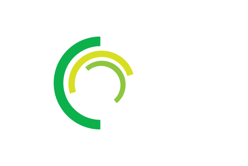 IT Kompetences Centra logotips - stilizēts burts C ar zaļām un dzeltenām līnijām ap melniem burtiem IT, zem kuriem ir raksts Kompetences Centrs