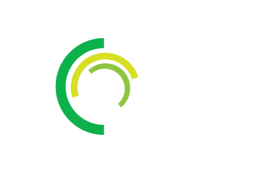 IT Kompetences Centra logotips - stilizēts burts C ar zaļām un dzeltenām līnijām ap melniem burtiem IT, zem kuriem ir raksts Kompetences Centrs
