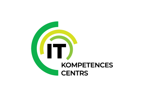 IT Kompetences Centra logotips - stilizēts burts C ar zaļām un dzeltenām līnijām ap melniem burtiem IT, zem kuriem ir raksts Kompetences Centrs