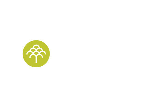 Uz gaiša fona Pirmais Slēgtais Pensiju Fonds ar stilizētu koku zaļā aplī - logotips