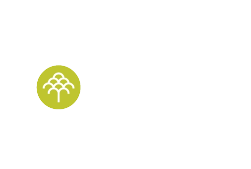 Uz gaiša fona Pirmais Slēgtais Pensiju Fonds ar stilizētu koku zaļā aplī - logotips