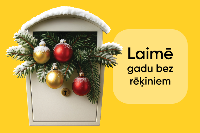 Balta pastkaste ar sniegu, eglītes zariem un Ziemassvētku bumbām uz dzeltena fona.