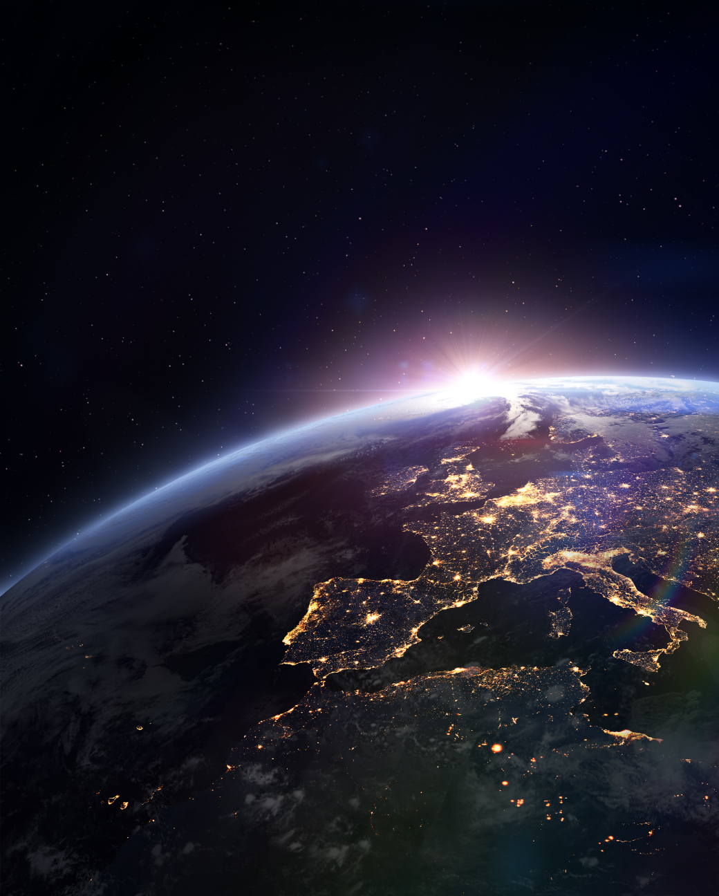 Planēta Zeme no kosmosa ar redzamu Eiropu un saullēktu horizontā.