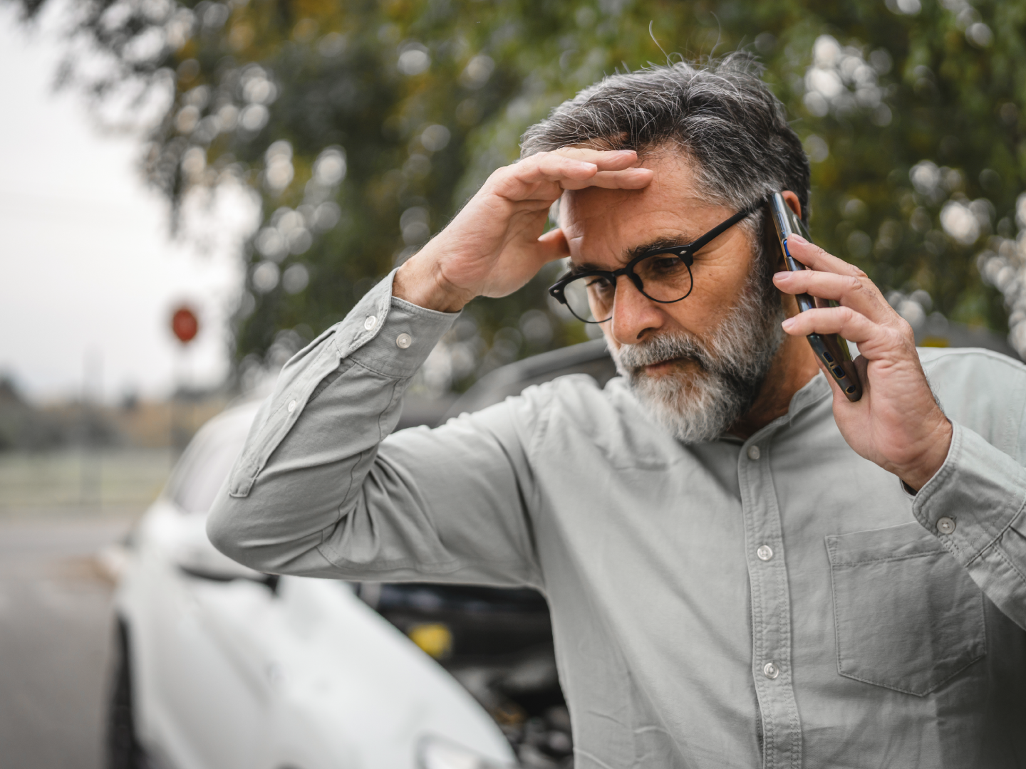 Bērns mācās tiešsaistē: sēž pie klēpjdatora istabā un raksta.